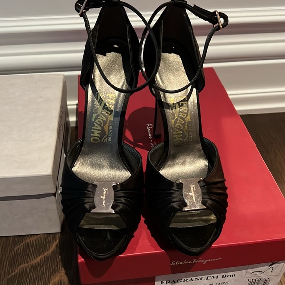 Black satin Salvatore Ferragamo shoes 37 - Picture 3 of 5